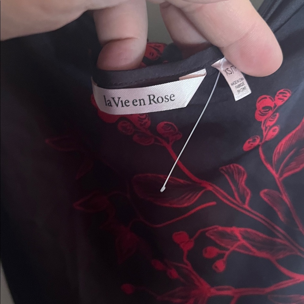 😄La Vie en Rose NWT black red print camisole Xs - Picture 2 of 4